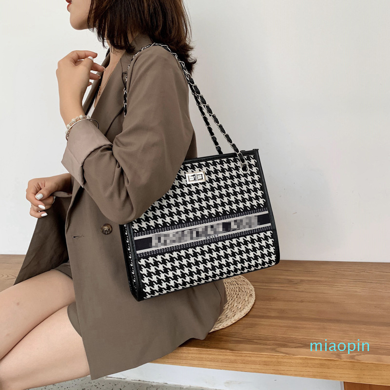Fashionable Embroidery Designer women Shoulder Bag Female 2021 New Online Influencer Fashion Large Capacity Tote Chain handBag
Fashionable Embroidery Designer women Shoulder Bag Female 2021 New Online Influencer Fashion Large Capacity Tote Chain handBag