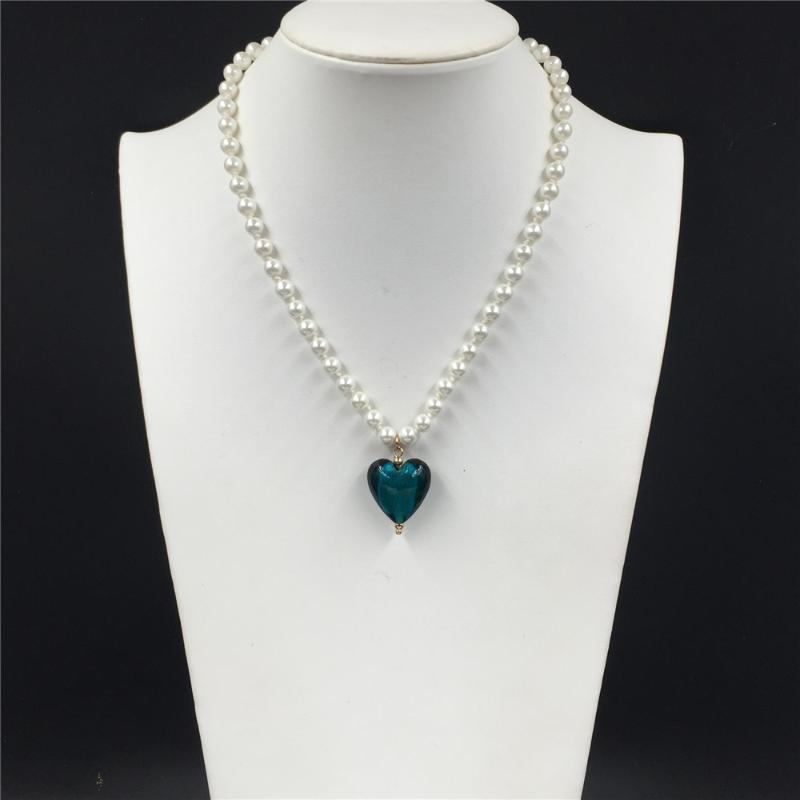 Pendant Necklaces Gorgeous Deep Green Heart Charm With White Pearl Strand Necklace For Women Dress Decoration Elegant Luxury Party Jewelry
Pendant Necklaces Gorgeous Deep Green Heart Charm With White Pearl Strand Necklace For Women Dress Decoration Elegant Luxury Party Jewelry