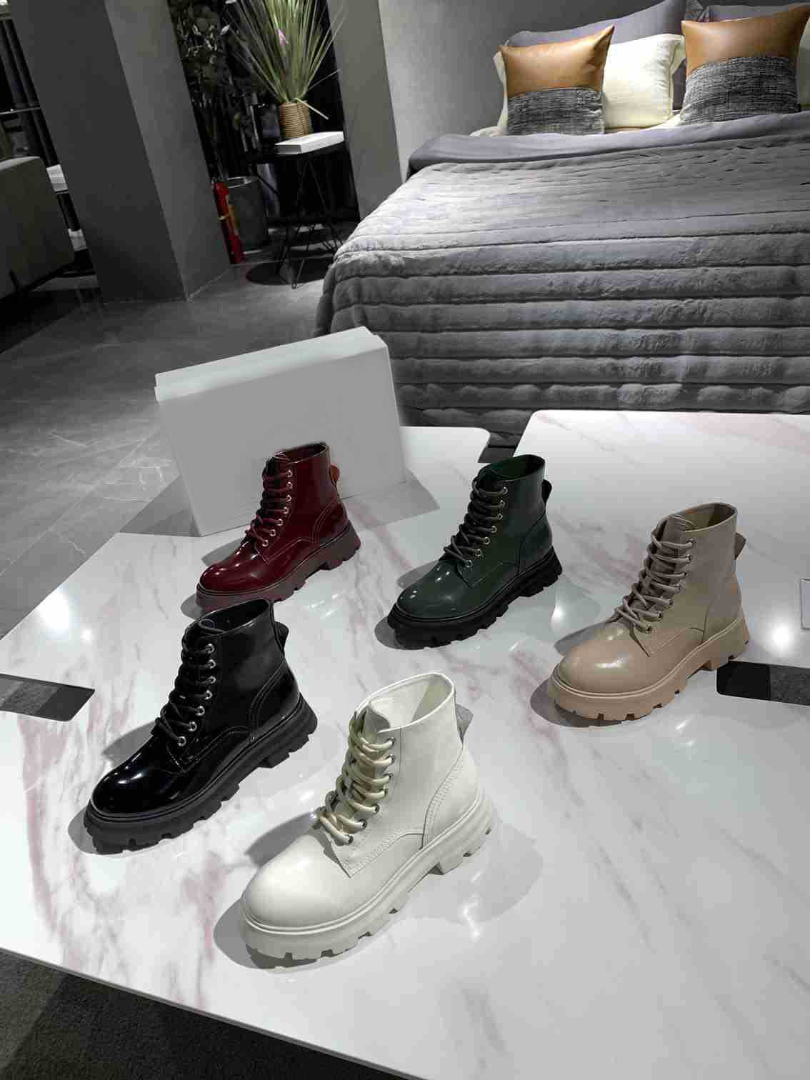 2021 Designer Solid Color Shiny Wander Boot Spazzolato Lace-up Sole High Waterproof Platform Relief Womens Shoe Bottom Boots Size 35-40, 11
2021 Designer Solid Color Shiny Wander Boot Spazzolato Lace-up Sole High Waterproof Platform Relief Womens Shoe Bottom Boots Size 35-40, 11