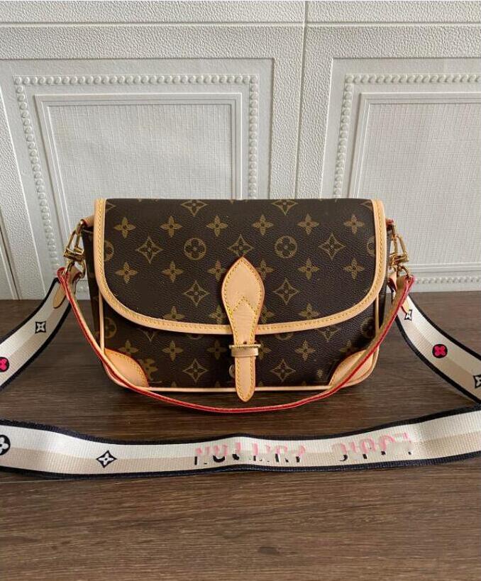 Diane Designer Handbags Women Genuine Leather bag Classic Printing High Quality Flap Vintage Baguette Lady Fashion Shoulder Bags GGs LOUISS
Diane Designer Handbags Women Genuine Leather bag Classic Printing High Quality Flap Vintage Baguette Lady Fashion Shoulder Bags GGs LOUISS