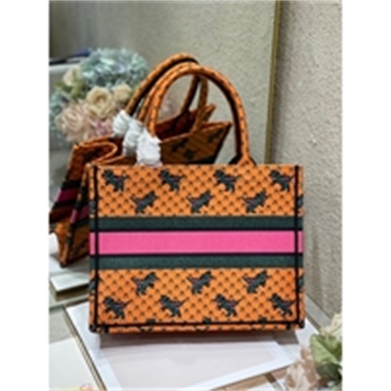 High end Luxury Boutique Quality Book Tote Orange Multicolor Dragon and Fire Embroidery Tote Bag 1286 / 1296 Women's Handbag Designers Bags, Small - 36cm
High end Luxury Boutique Quality Book Tote Orange Multicolor Dragon and Fire Embroidery Tote Bag 1286 / 1296 Women's Handbag Designers Bags, Small - 36cm