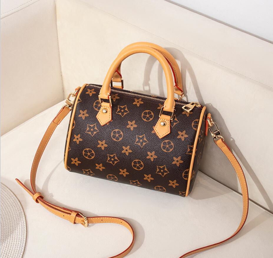 Mini clutch bag Boston pillow European and American simple hand-printed female Messenger LVLOUISVITTON VUTTON
Mini clutch bag Boston pillow European and American simple hand-printed female Messenger LVLOUISVITTON VUTTON