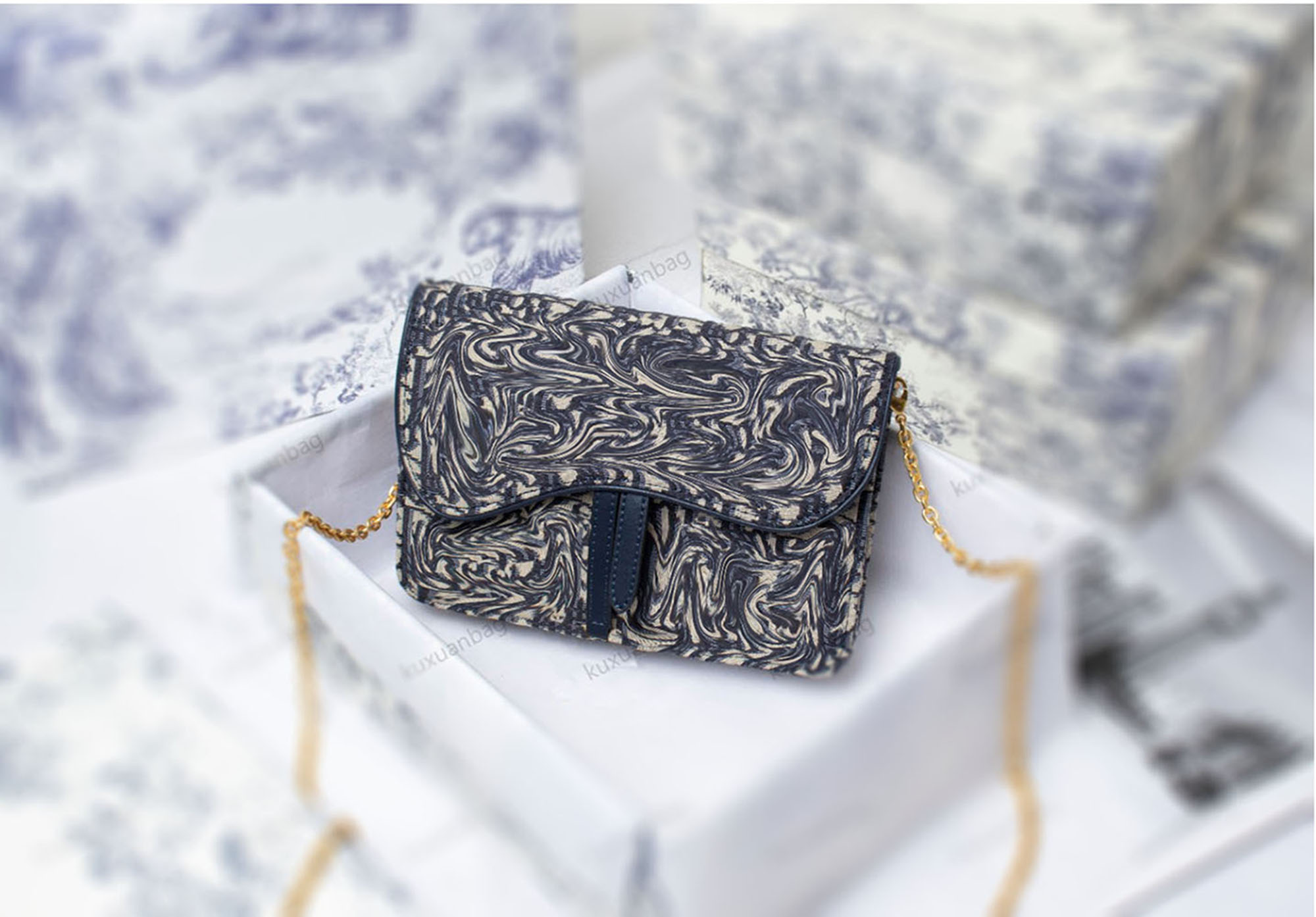 High quality fashion brand 2021 women's handbag Luxury designer bag saddle bag shoulder bag detachable metal chain, Gift box
High quality fashion brand 2021 women's handbag Luxury designer bag saddle bag shoulder bag detachable metal chain, Gift box