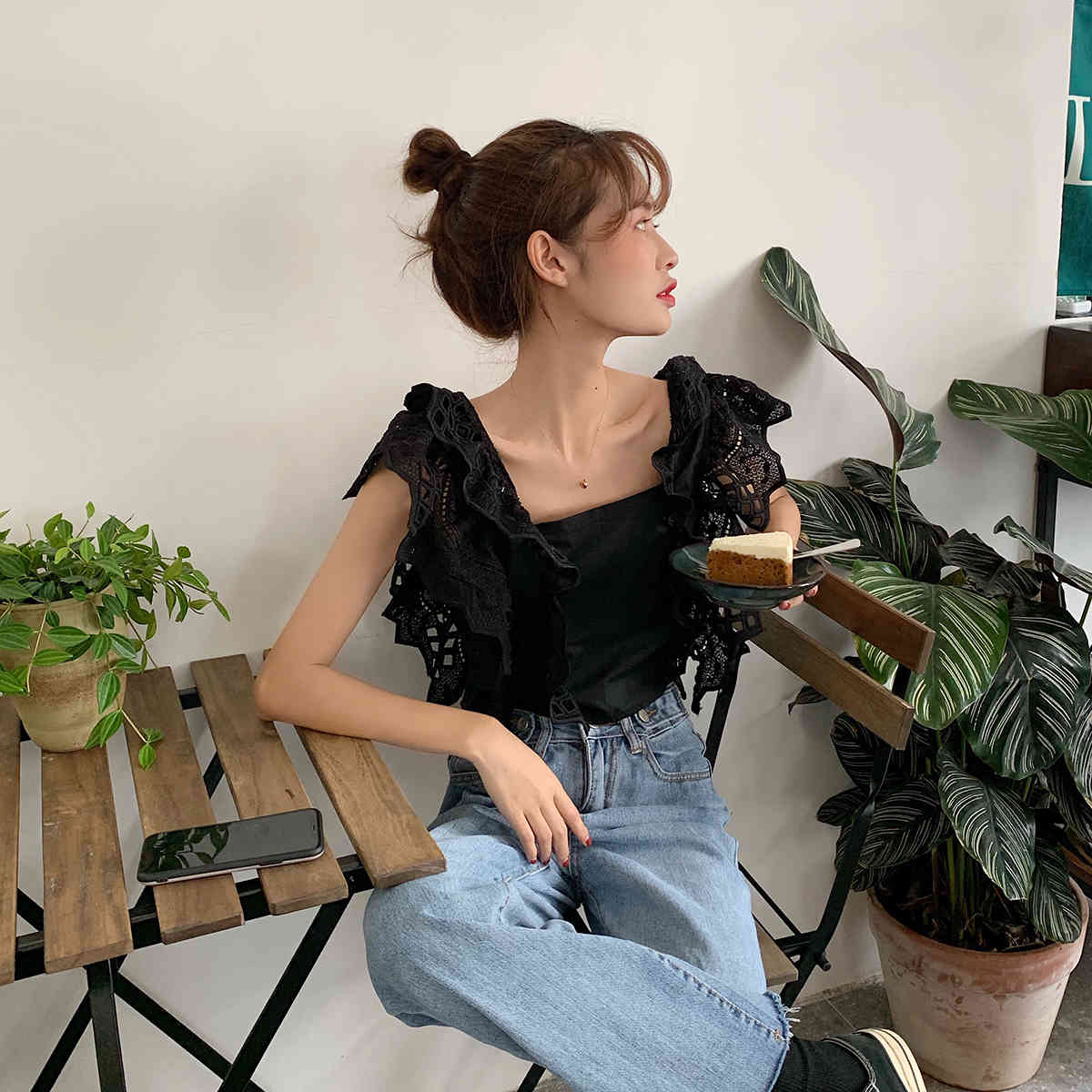 Elegant Crochet Top Women Black White Blouse Summer Casual Sleeveless Crop Blusas Sexy Backless Lace-up Shirts 210519