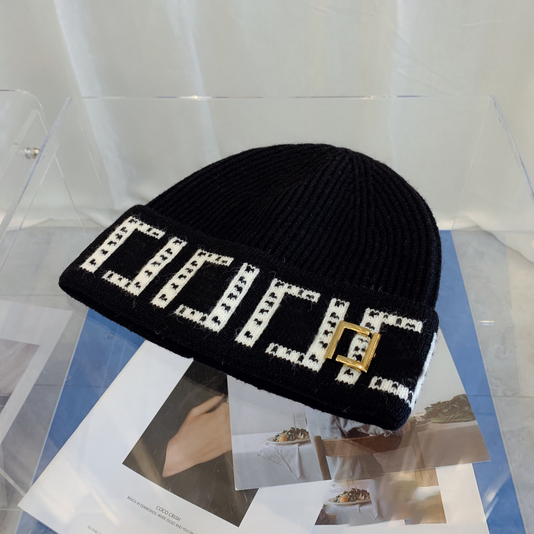Luxurys Desingers Beanie Knitted hat Autumn and Winter New Alphabet Embroidery Hat Warm Ear-guard Letter Hats Tide Cold Cap for Woman good nice, Box
Luxurys Desingers Beanie Knitted hat Autumn and Winter New Alphabet Embroidery Hat Warm Ear-guard Letter Hats Tide Cold Cap for Woman good nice, Box