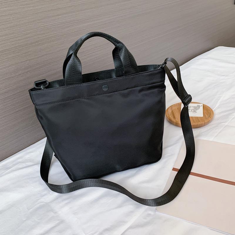 Waist Bags Four Seasons Commuter One-Shoulder Messenger Bag Female U Home The Same Dual-Use Nylon Carrying Fashion Casual Tote
Waist Bags Four Seasons Commuter One-Shoulder Messenger Bag Female U Home The Same Dual-Use Nylon Carrying Fashion Casual Tote