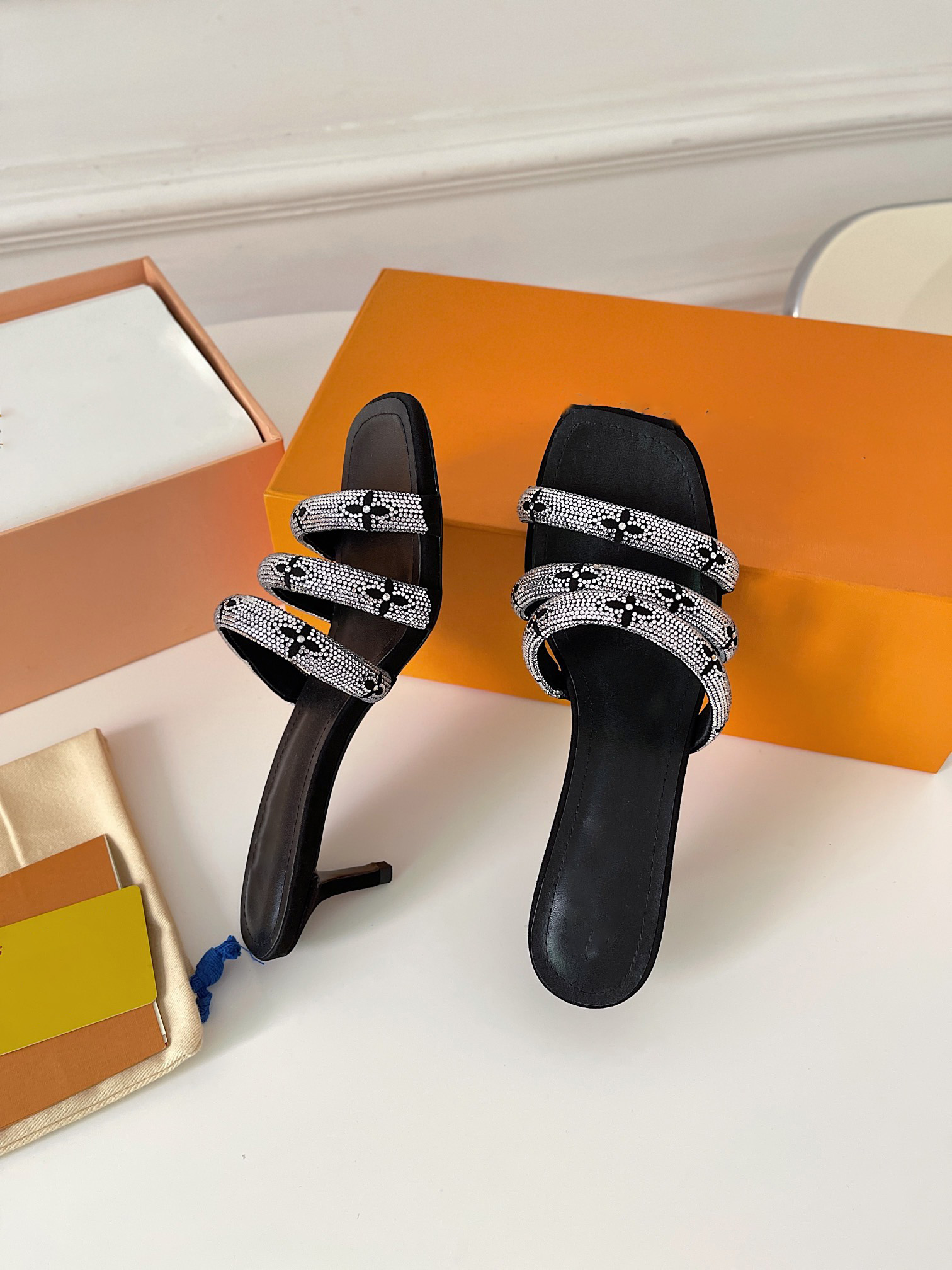 Stylish women slippers top quality casual beach outdoor portable with box size 35-41 95413
Stylish women slippers top quality casual beach outdoor portable with box size 35-41 95413