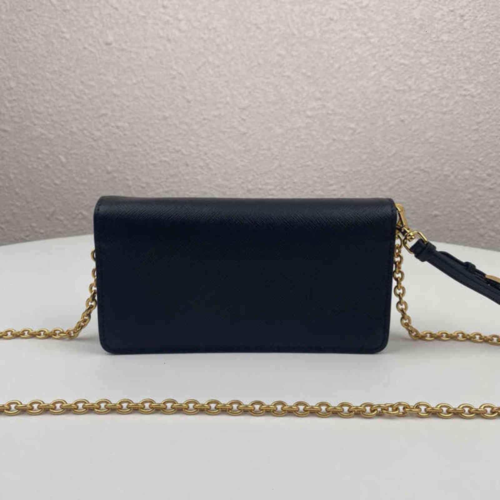 5A+Fashion Imported high gloss cross grain cowhide 1DH029 Comes with detachable leather wristband shoulder bag Removable metal chain
5A+Fashion Imported high gloss cross grain cowhide 1DH029 Comes with detachable leather wristband shoulder bag Removable metal chain