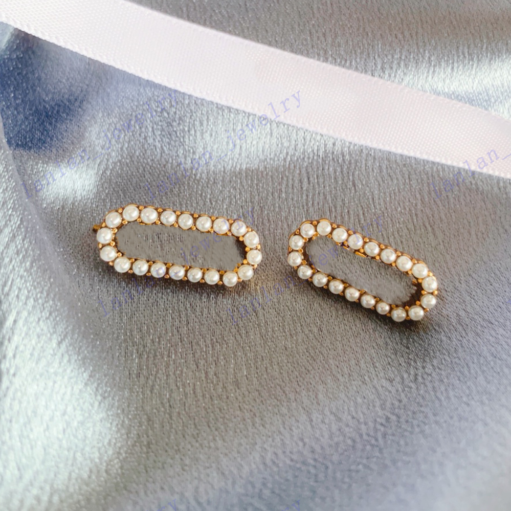 L-0D3 Have stamp Square Pearl Letter Stud Classic Logo Simple Design Earrings 925 Silver Needle, Golden;silver
L-0D3 Have stamp Square Pearl Letter Stud Classic Logo Simple Design Earrings 925 Silver Needle, Golden;silver
