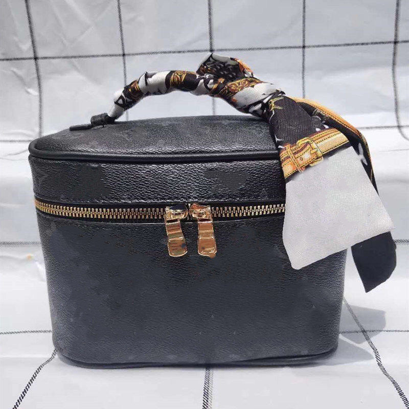LVLouisVitton Vutton Luxurys Toiletry Cosmetic Bag Box Protection Beauty Designers Wash Leather Waterproof Clutch Bags Pouc Tope, Black letter
LVLouisVitton Vutton Luxurys Toiletry Cosmetic Bag Box Protection Beauty Designers Wash Leather Waterproof Clutch Bags Pouc Tope, Black letter