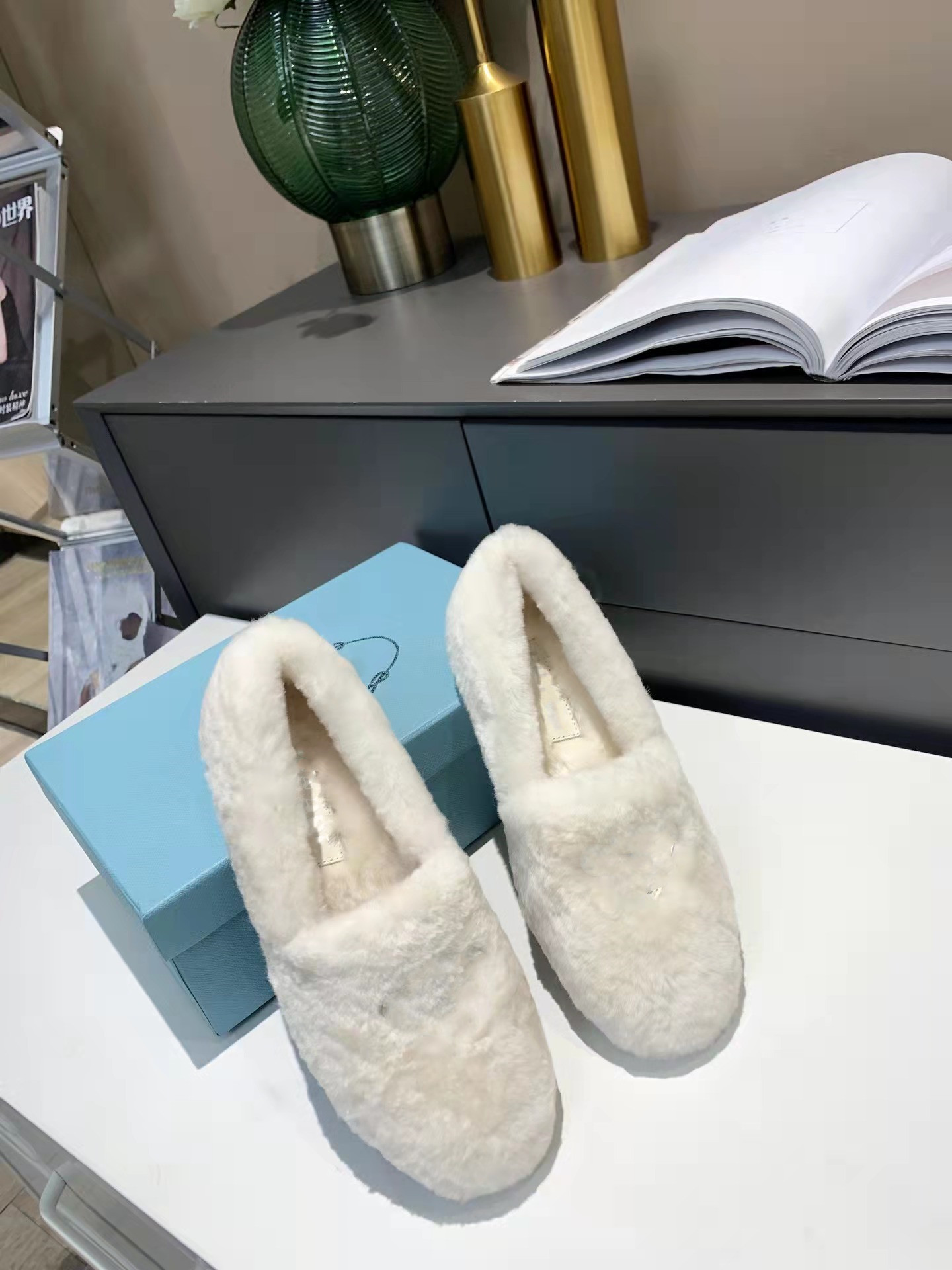 2022 Designer Wool Shoes Fashion Women Sandals Selling Slippers Woman Boots Single Shoes Autumn Winter Slides Sneakers, Black
2022 Designer Wool Shoes Fashion Women Sandals Selling Slippers Woman Boots Single Shoes Autumn Winter Slides Sneakers, Black