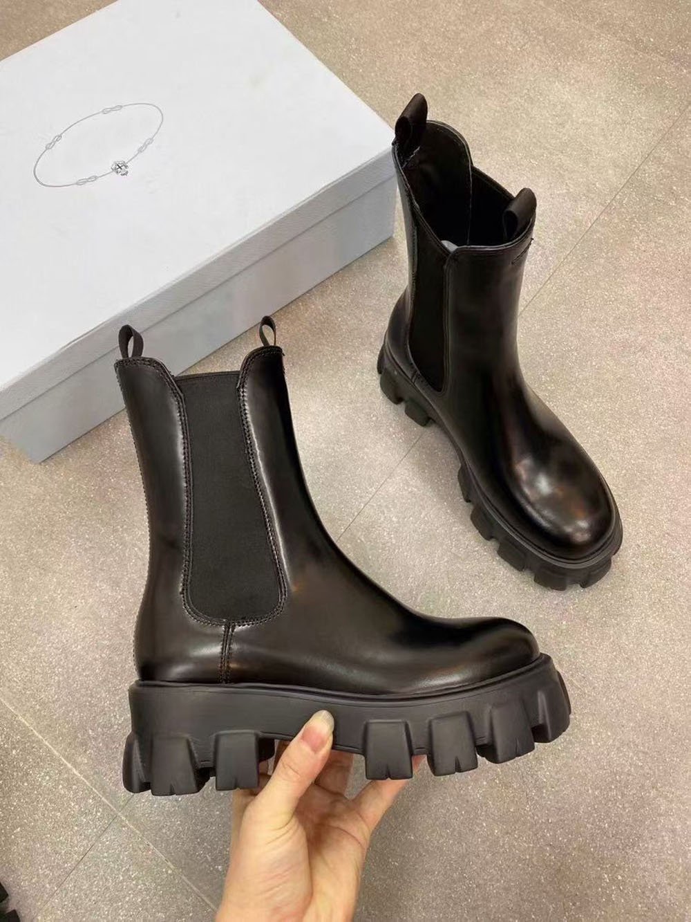 2021S Women Ankle Boot Monolith brushed Black leather boots luxury deisgner for woman platform heels Light rubber lug tread sole SIZE 35-40
2021S Women Ankle Boot Monolith brushed Black leather boots luxury deisgner for woman platform heels Light rubber lug tread sole SIZE 35-40