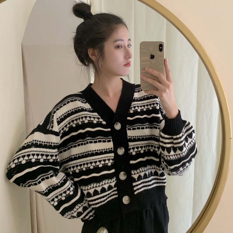 2 Colors 2021 autumn and winter korean style V neck knittd sweater womens Short stripe Thick Warm sweaters Cardigan women(C9333), White;black
2 Colors 2021 autumn and winter korean style V neck knittd sweater womens Short stripe Thick Warm sweaters Cardigan women(C9333), White;black