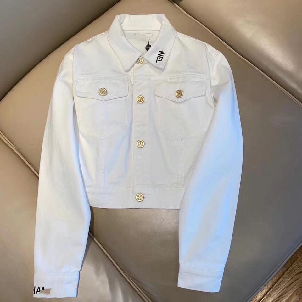 The vintage, loose-fitting denim jacket 2021 with high quality design is suitable for girls, Black;brown
The vintage, loose-fitting denim jacket 2021 with high quality design is suitable for girls, Black;brown