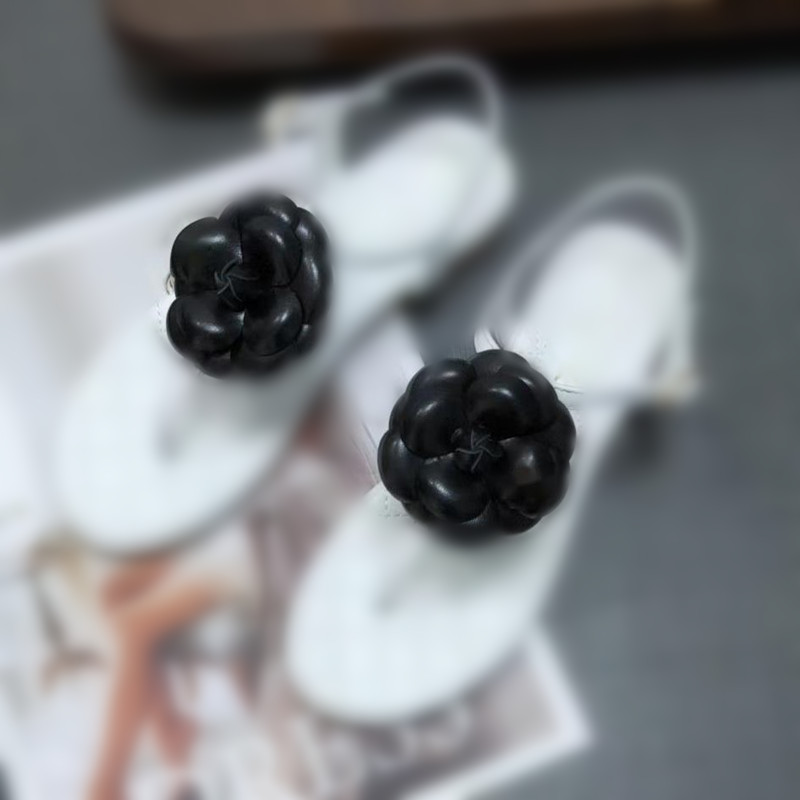Designer fashion new summer Camellia sandals, Camellia flat sandals, high-quality leather women's shoes wholesale, White;black camellia
Designer fashion new summer Camellia sandals, Camellia flat sandals, high-quality leather women's shoes wholesale, White;black camellia