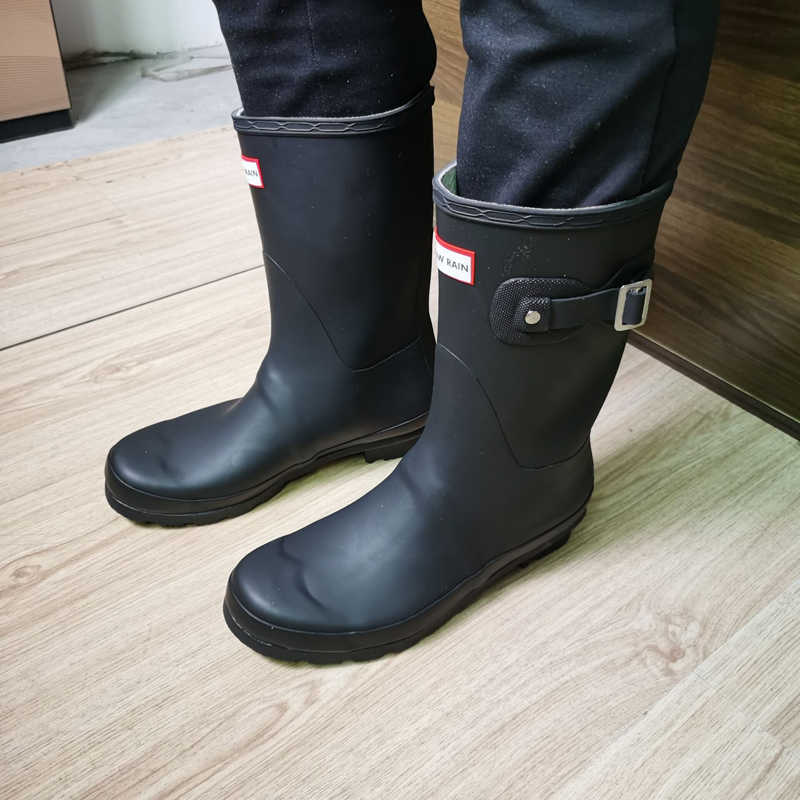 Solid color medium rain boots women's waterproof rubber h t boots leisure autumn outdoor Knight boots 211015, Black;red
Solid color medium rain boots women's waterproof rubber h t boots leisure autumn outdoor Knight boots 211015, Black;red