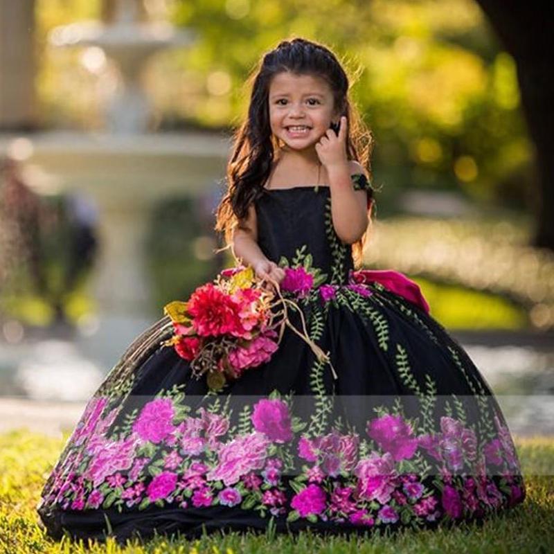 Girl's Dresses Vintage Black Floral Lace Flower Girls Spaghetti Strap Satin Child First Coomunion Gown Little Pageant Wear, Silver
Girl's Dresses Vintage Black Floral Lace Flower Girls Spaghetti Strap Satin Child First Coomunion Gown Little Pageant Wear, Silver