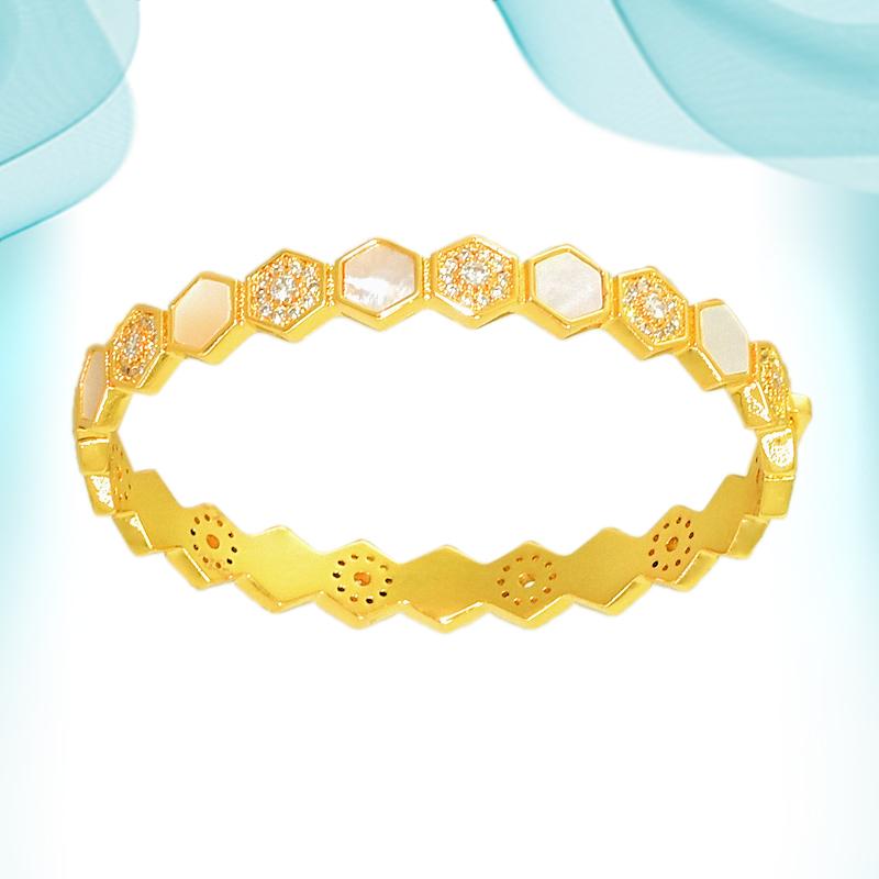 Bangle Women's Wrist Bangles Copper Hexagonal Full Of Zircon Bracelets With Designer Charms Beautifully Designed Hand Accessories
Bangle Women's Wrist Bangles Copper Hexagonal Full Of Zircon Bracelets With Designer Charms Beautifully Designed Hand Accessories
