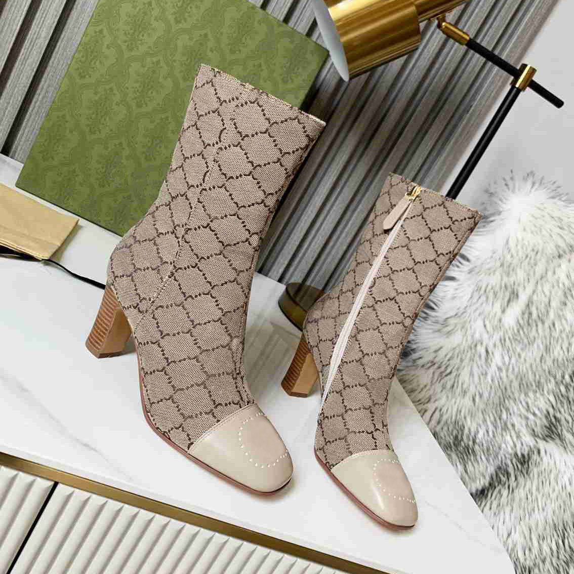 2021 woman leather heels Martin boots shoes Womens Ankle Boot Designer luxury women Knight Work Safety Motorcycle Rain Fashion winter booties shoe size 35-43, 10
2021 woman leather heels Martin boots shoes Womens Ankle Boot Designer luxury women Knight Work Safety Motorcycle Rain Fashion winter booties shoe size 35-43, 10