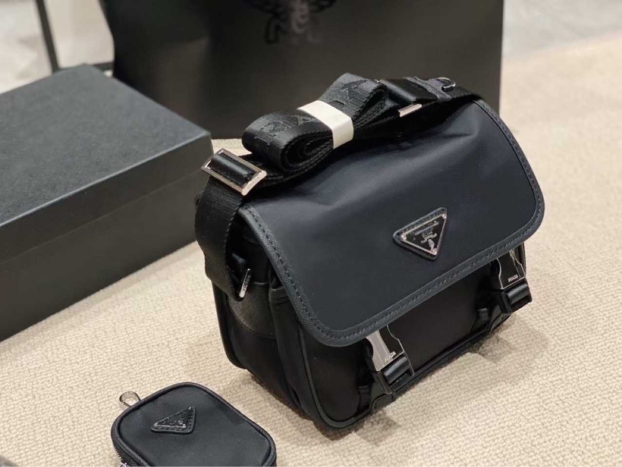 Designer Bags Womens Handbags Crossbody Bag Backpack 2021 men's summer P family postman's parachute cloth two in one slant span large capac
Designer Bags Womens Handbags Crossbody Bag Backpack 2021 men's summer P family postman's parachute cloth two in one slant span large capac