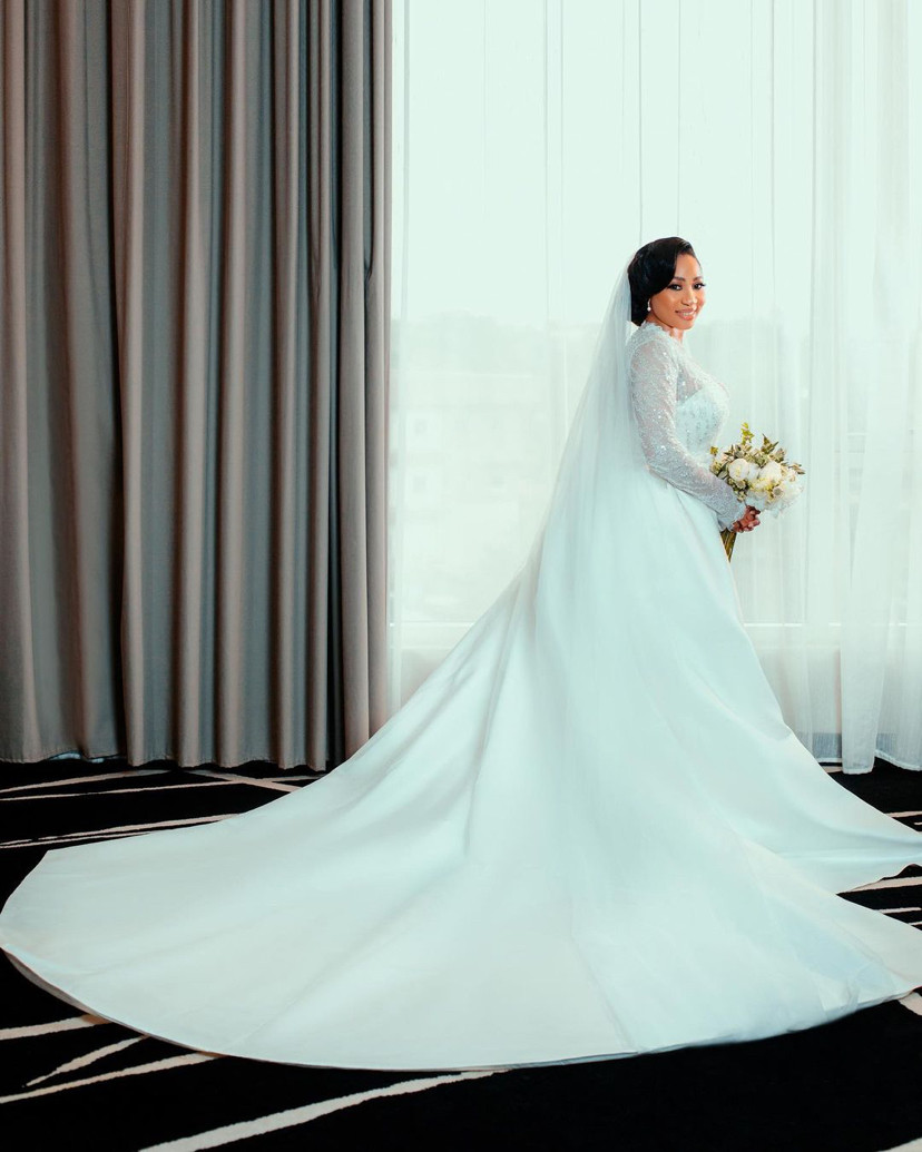 2021 Plus Size Arabic Aso Ebi Lace Beaded Mermaid Wedding Gowns Deep V-neck Long Sleeves Detachable Train Bridal Dresses ZJ774, Silver
2021 Plus Size Arabic Aso Ebi Lace Beaded Mermaid Wedding Gowns Deep V-neck Long Sleeves Detachable Train Bridal Dresses ZJ774, Silver