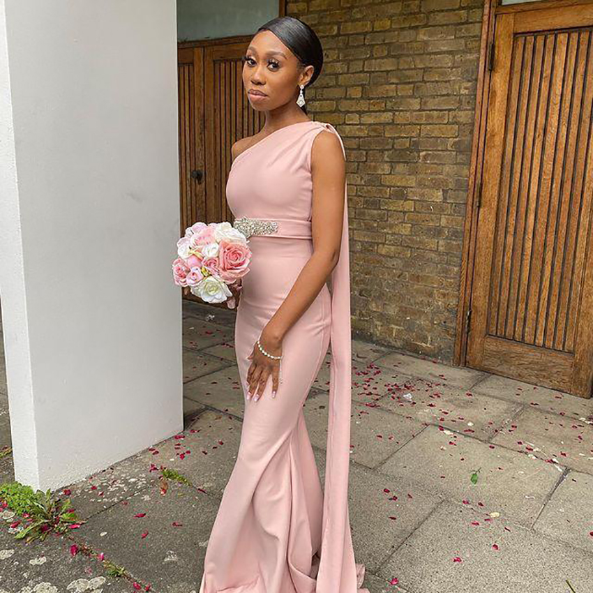 African Plus Size Pink Bridesmaid Dresses with Train One Shoulder Ruched Pleats Maid of Honor Chiffon Beaded Sashes Wedding Guest Gown vestidos Custom