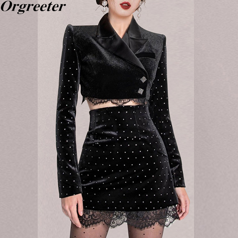 Retro Bronzing Velvet Black Two piece set Women Notched collar Long Sleeve Short Jacket and High waist Lace Trim Mini Skirt Sets 210525
Retro Bronzing Velvet Black Two piece set Women Notched collar Long Sleeve Short Jacket and High waist Lace Trim Mini Skirt Sets 210525