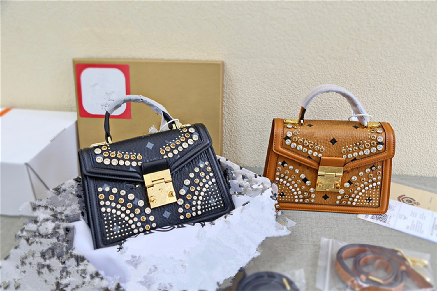 European and American letter brand ladies leather handbags, handbags, shoulder messenger bags, contact customer service for more details 00088836259
European and American letter brand ladies leather handbags, handbags, shoulder messenger bags, contact customer service for more details 00088836259