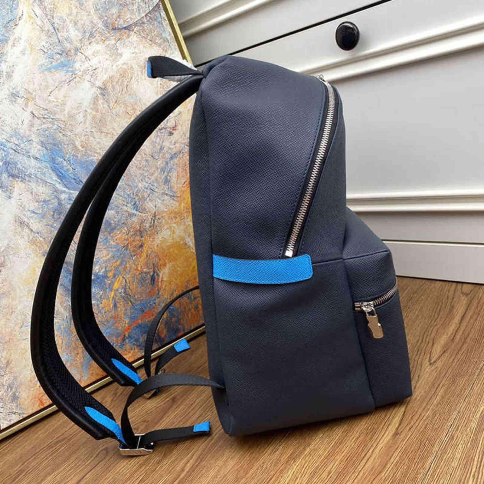 7A+Fashion Backpacks are deep dyed Leather embellishes the seal M30359 fashion bagsThree inner pockets are added with functional details
7A+Fashion Backpacks are deep dyed Leather embellishes the seal M30359 fashion bagsThree inner pockets are added with functional details