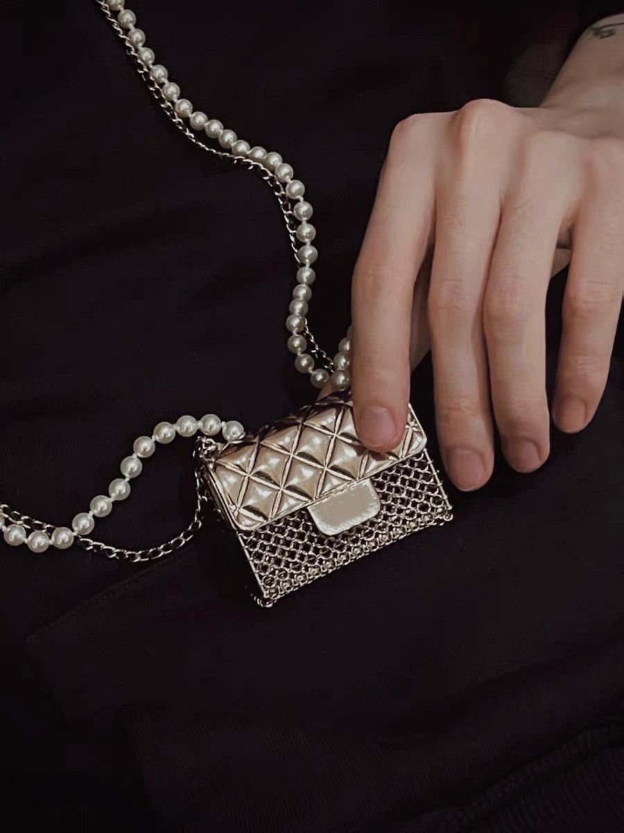 INS Internet Celebrity Dixi Same Style Diamond Hollow Metal Mini Decorative Waist Bag Pearl Chain Fashionable All-Match Small Bag, Clause pearl chain
INS Internet Celebrity Dixi Same Style Diamond Hollow Metal Mini Decorative Waist Bag Pearl Chain Fashionable All-Match Small Bag, Clause pearl chain