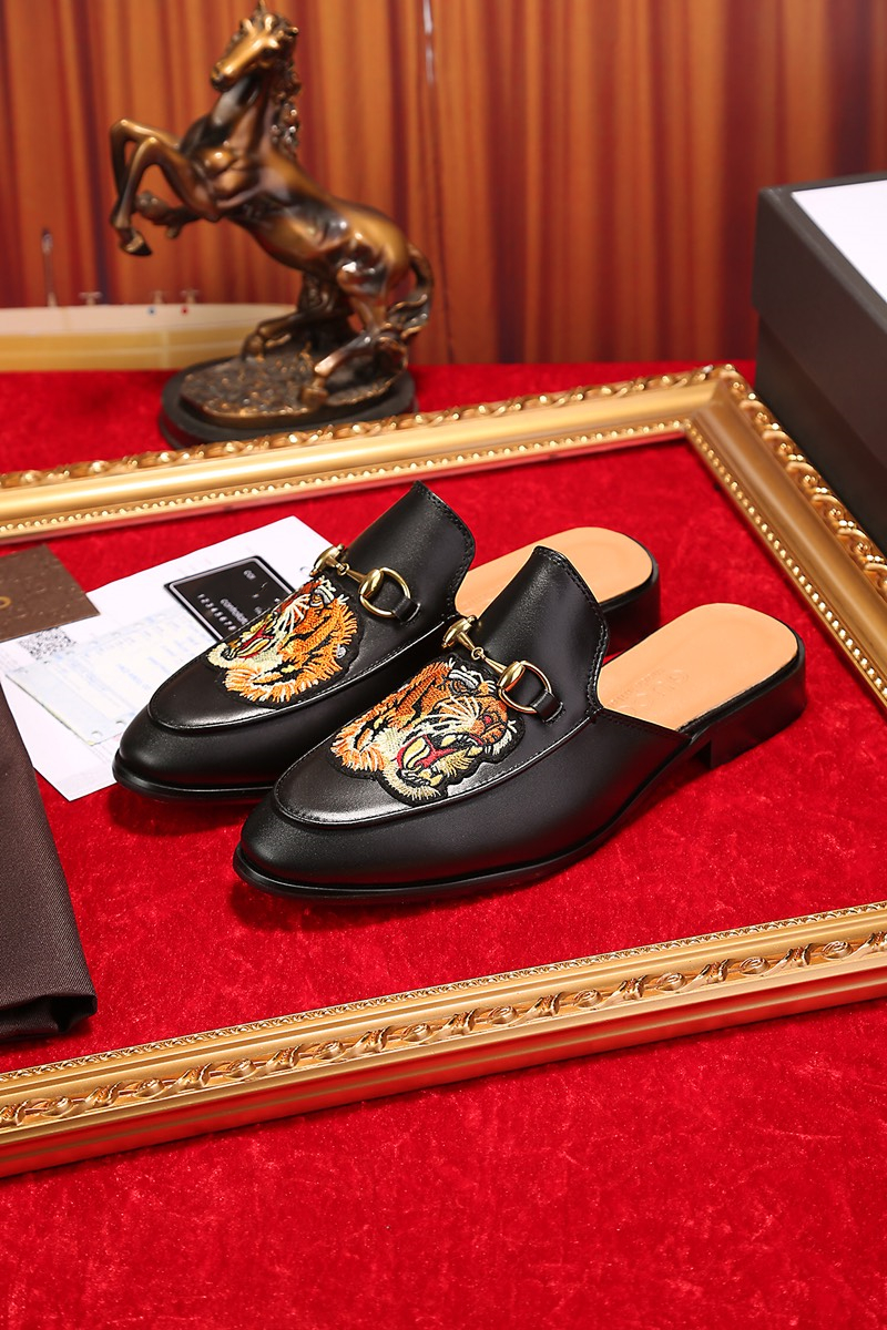 Luxury Designers leather loafers Muller Designer slipper Mens shoes with buckle Fashion Men Princetown slippers brown Casual Mules Flats 38-46, Box
Luxury Designers leather loafers Muller Designer slipper Mens shoes with buckle Fashion Men Princetown slippers brown Casual Mules Flats 38-46, Box