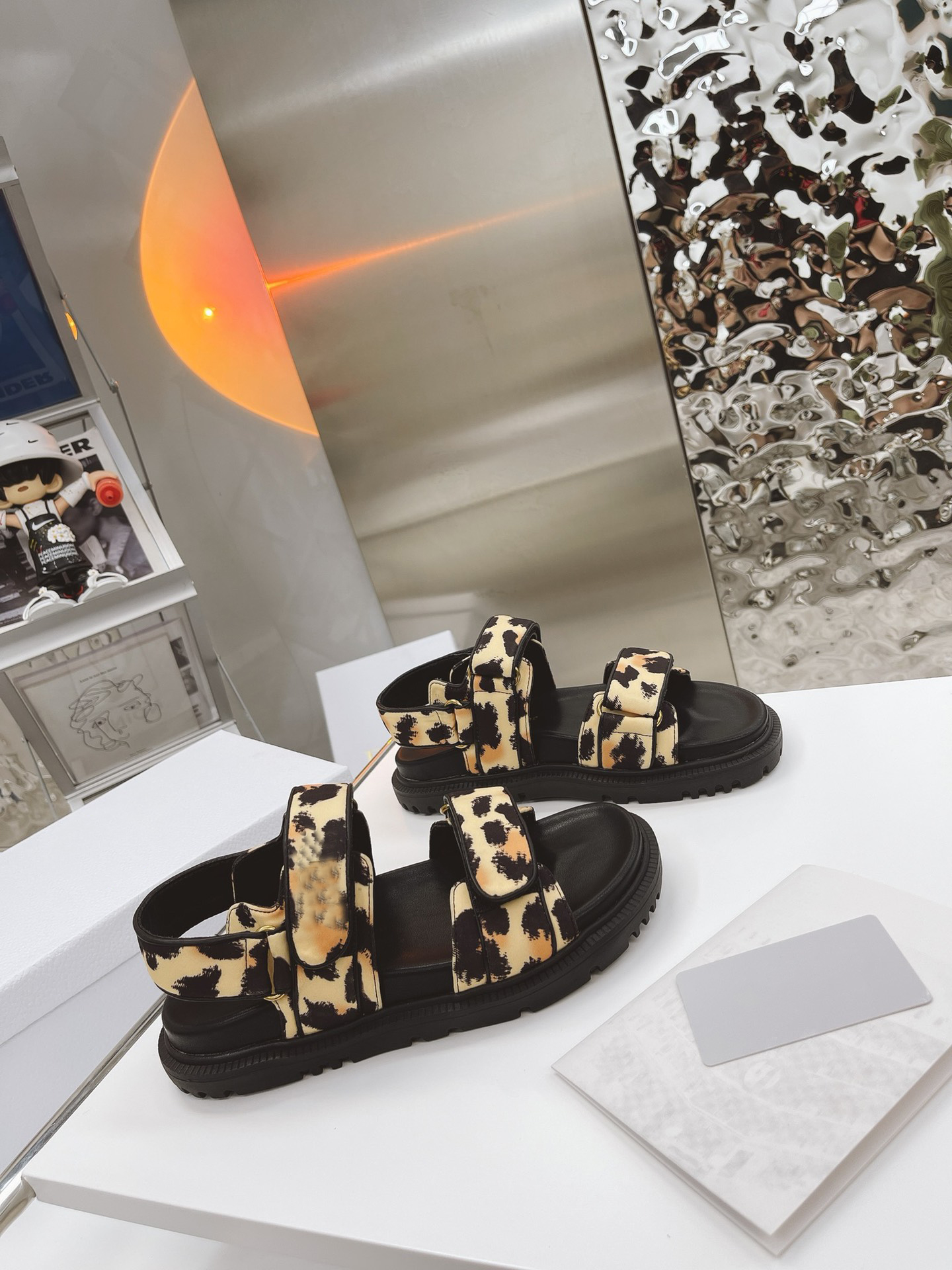 Cow leather sandal designer D fashion street star with the same paragraph sandals ladies beach slippers
Cow leather sandal designer D fashion street star with the same paragraph sandals ladies beach slippers
