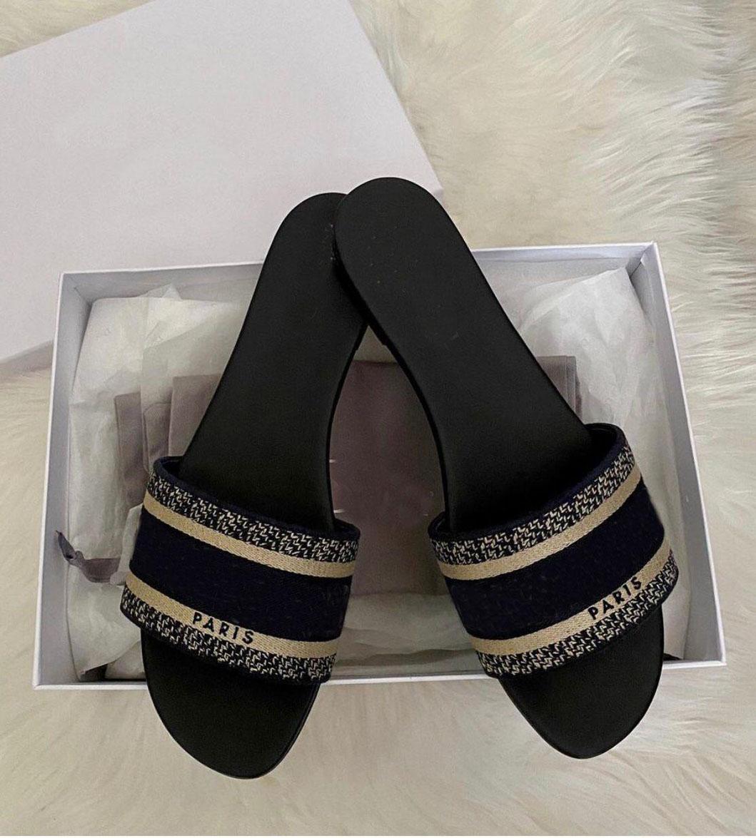 2021 Newst Summer Dway Slide Ladies Sandals Embroidered Women's Slipper Perfect D-strap Flip Flops Luxury Designers Party Walking Shoes, Black
2021 Newst Summer Dway Slide Ladies Sandals Embroidered Women's Slipper Perfect D-strap Flip Flops Luxury Designers Party Walking Shoes, Black