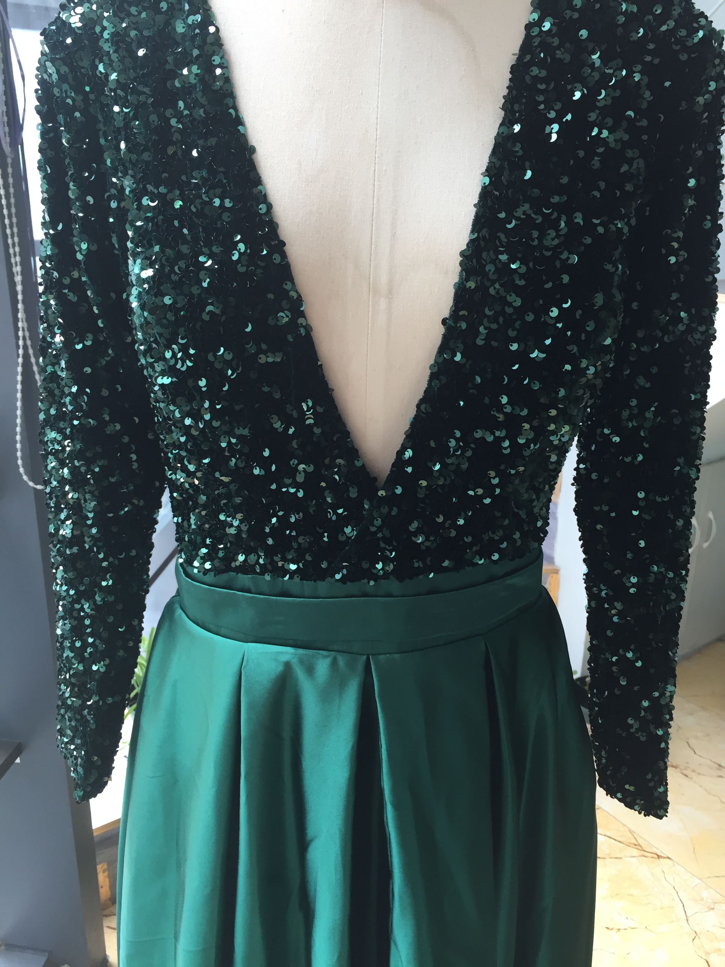 2022 Dark Green Elegant Evening Dresses With Long Sleeve Dubai Arabic Sequins Satin Prom Gowns Party Dress Deep V-Neck High Split