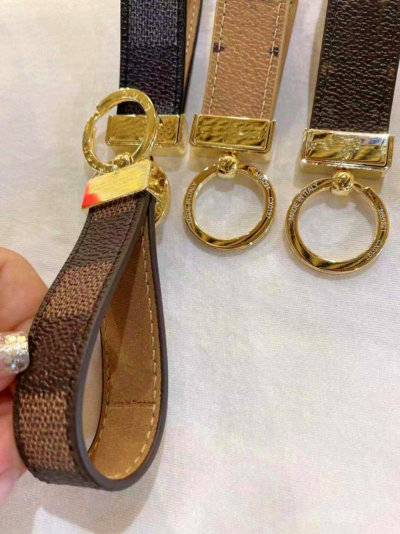 2021 fashion luxury designer keychains for Women and Men Sublimation Blanks keychain plaid Alloy Leather Car key ring lovers keys rings chai, Silver
2021 fashion luxury designer keychains for Women and Men Sublimation Blanks keychain plaid Alloy Leather Car key ring lovers keys rings chai, Silver