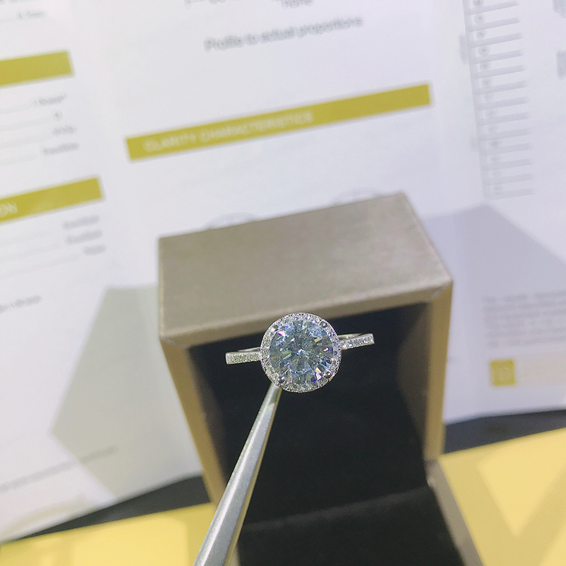 2.0ct 8.0mm EF Round 18K White Gold Plated 925 Silver Moissanite Ring Diamond Test Passed Jewelry Christmas Gift, Slivery;golden
2.0ct 8.0mm EF Round 18K White Gold Plated 925 Silver Moissanite Ring Diamond Test Passed Jewelry Christmas Gift, Slivery;golden