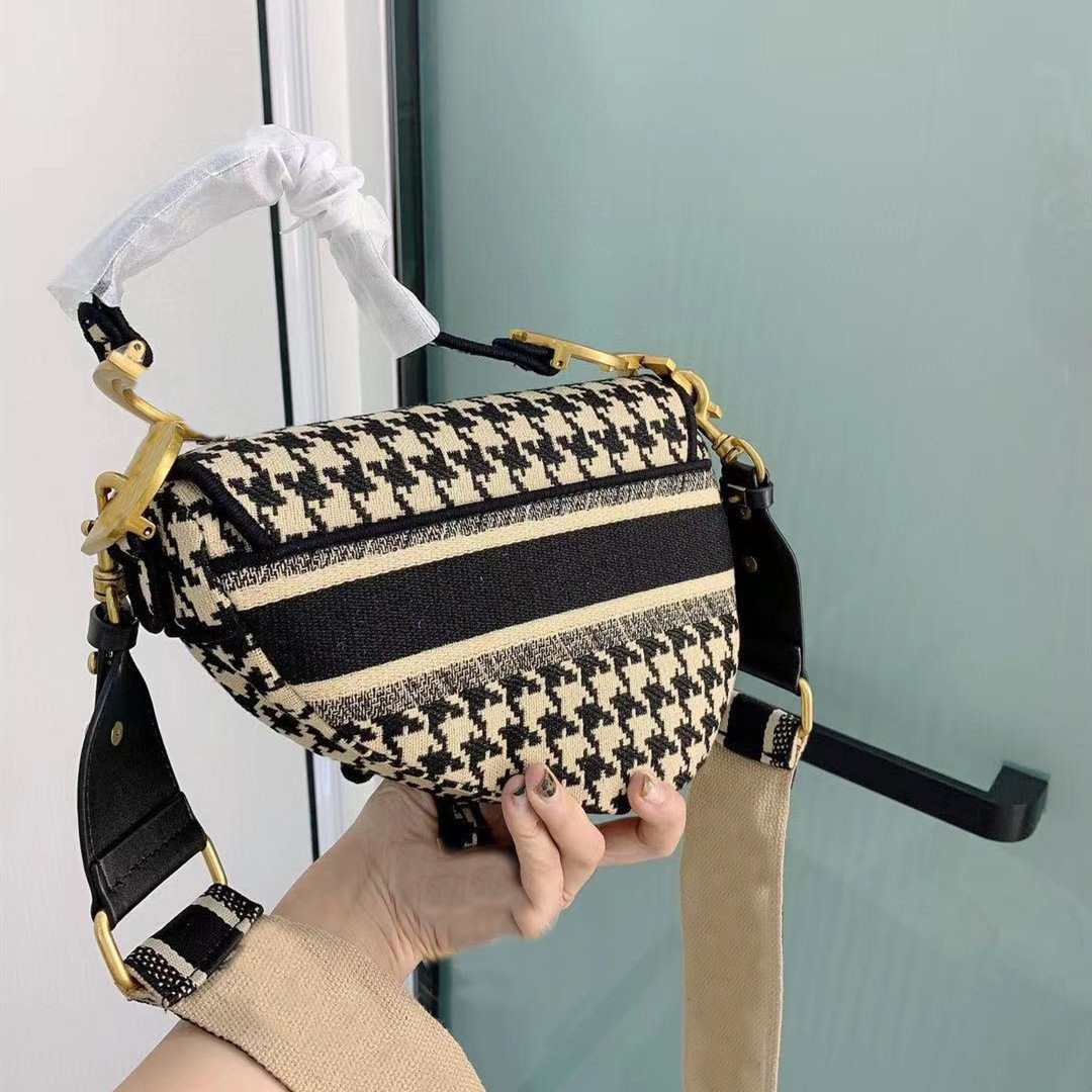 Fashion Ladies Handbags Women One Shoulder Messenger Bag High Quality Leather Outdoor Lightweight Wallet Saddle Black, 24cm
Fashion Ladies Handbags Women One Shoulder Messenger Bag High Quality Leather Outdoor Lightweight Wallet Saddle Black, 24cm