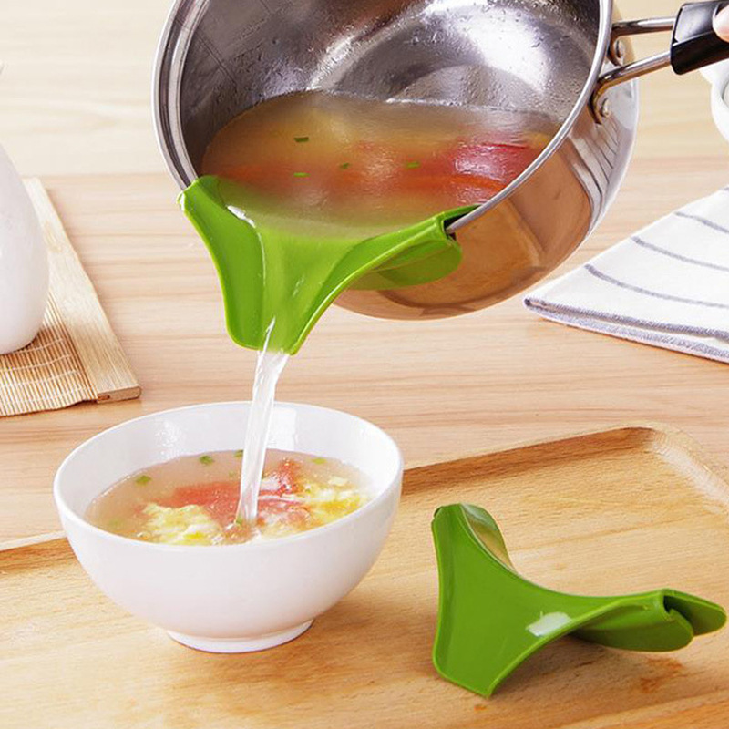Kitchen Portable Anti-Spill Silicone Slip On Pour Soup Spout Funnel for Pot Pan Bowl Jars Creative Home Kitchen Tool Accessories
Kitchen Portable Anti-Spill Silicone Slip On Pour Soup Spout Funnel for Pot Pan Bowl Jars Creative Home Kitchen Tool Accessories