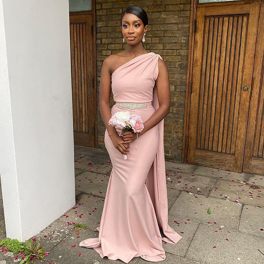 African Plus Size Pink Bridesmaid Dresses with Train One Shoulder Ruched Pleats Maid of Honor Chiffon Beaded Sashes Wedding Guest Gown vestidos Custom