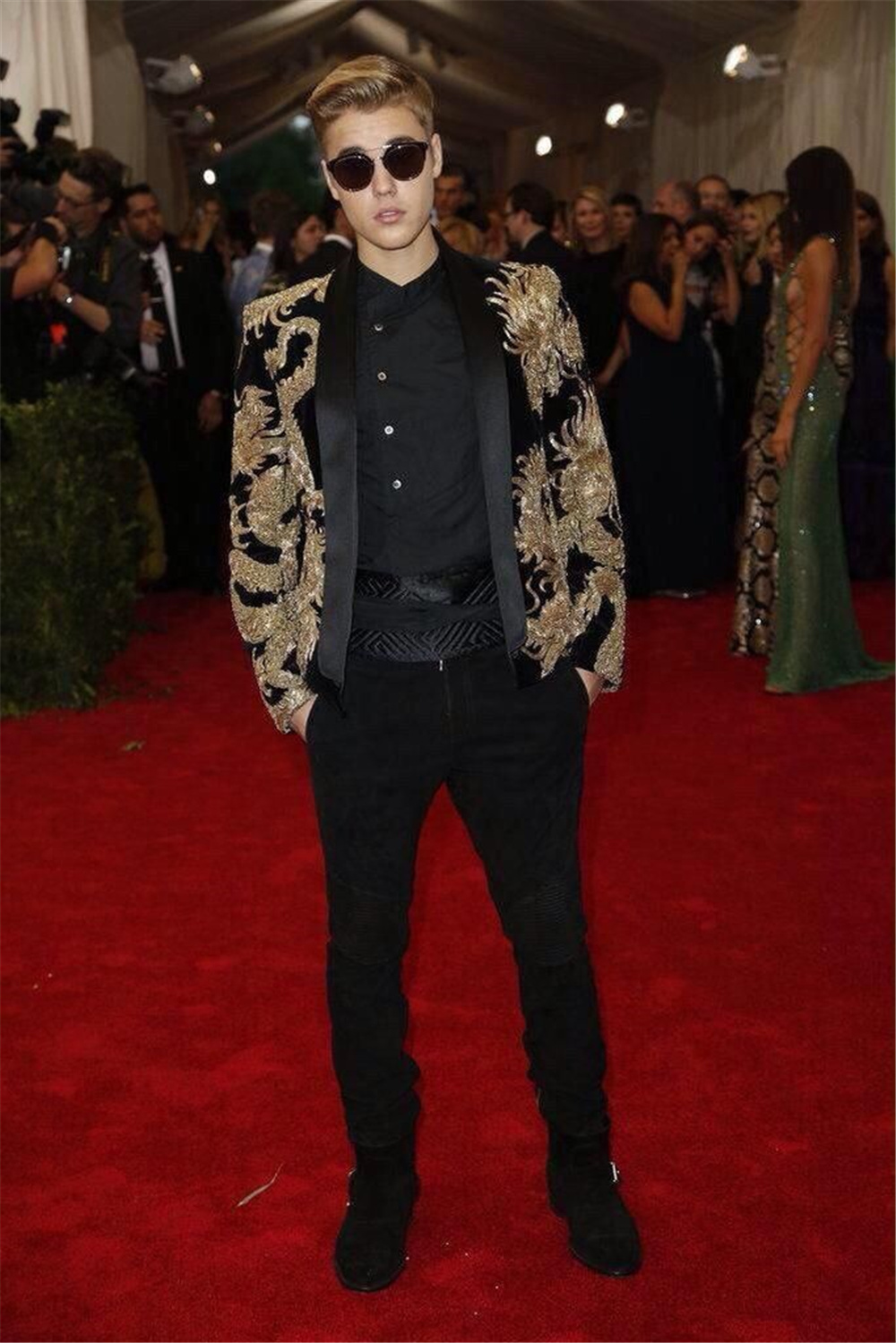 Designer Fashion Celebrity Mens Customized Wedding Tuxedos Gold Appliques Groom Wear Dinner Prom Party Blazer (Jacket+Pants)