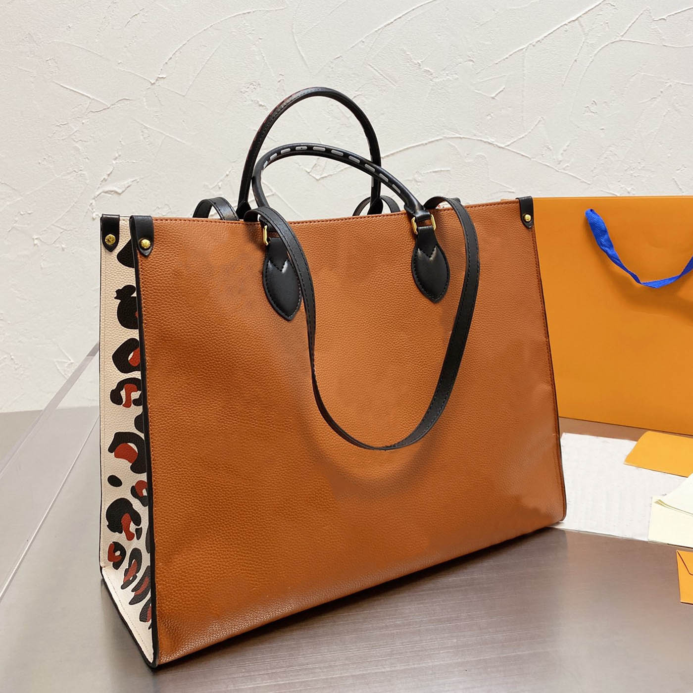 2021 Fashion Ladies Handbag Shopping Bag Large Capacity High Quality Cross Body Pack Luxury Brand Classic Pattern Design
2021 Fashion Ladies Handbag Shopping Bag Large Capacity High Quality Cross Body Pack Luxury Brand Classic Pattern Design
