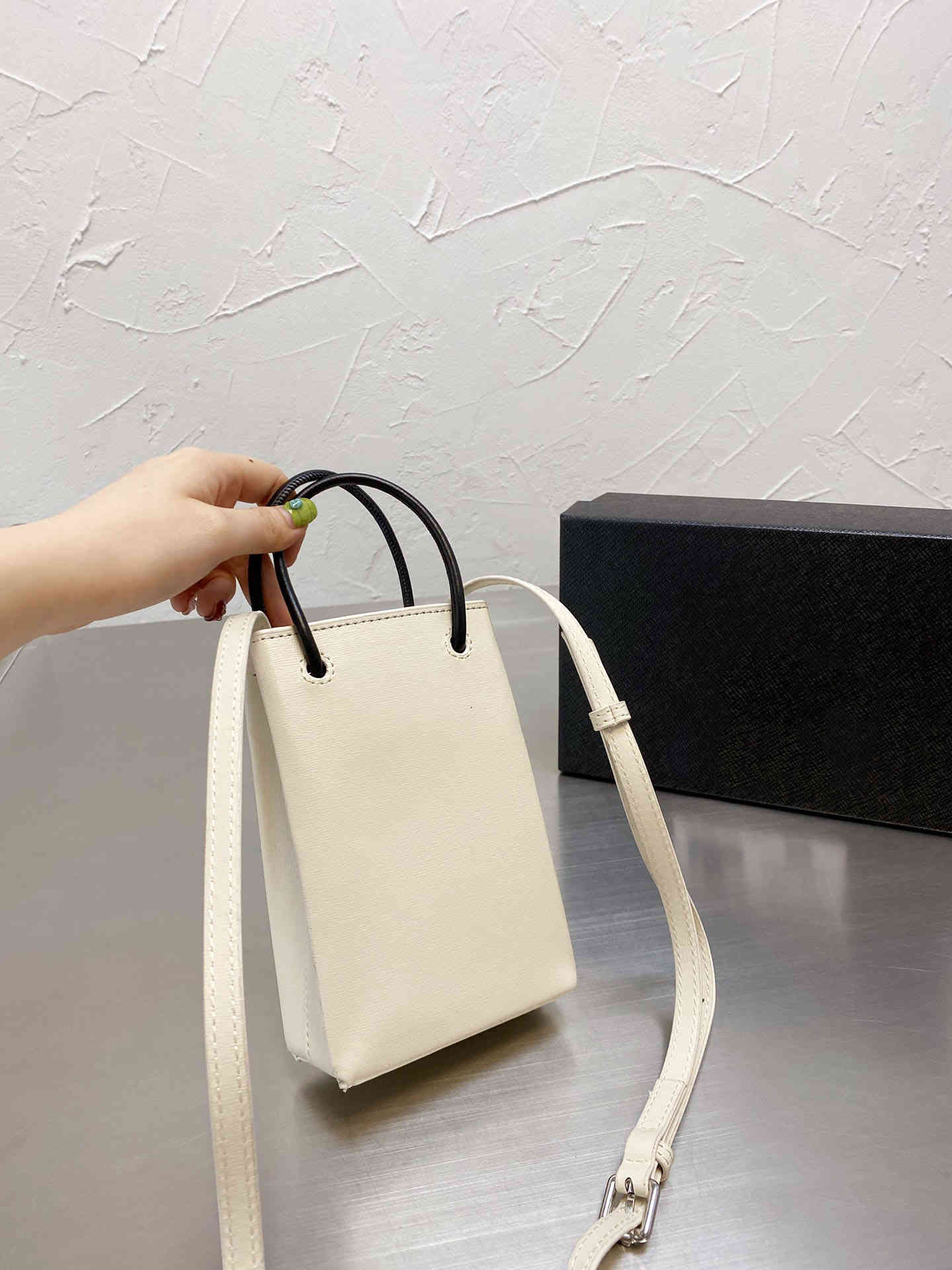 Mobile phone bag Luxurys Designers bag Lady Fashion Totes Clutch Bags BB Small bag Chains Tote women Balenci bags Shoulder Bags
Mobile phone bag Luxurys Designers bag Lady Fashion Totes Clutch Bags BB Small bag Chains Tote women Balenci bags Shoulder Bags