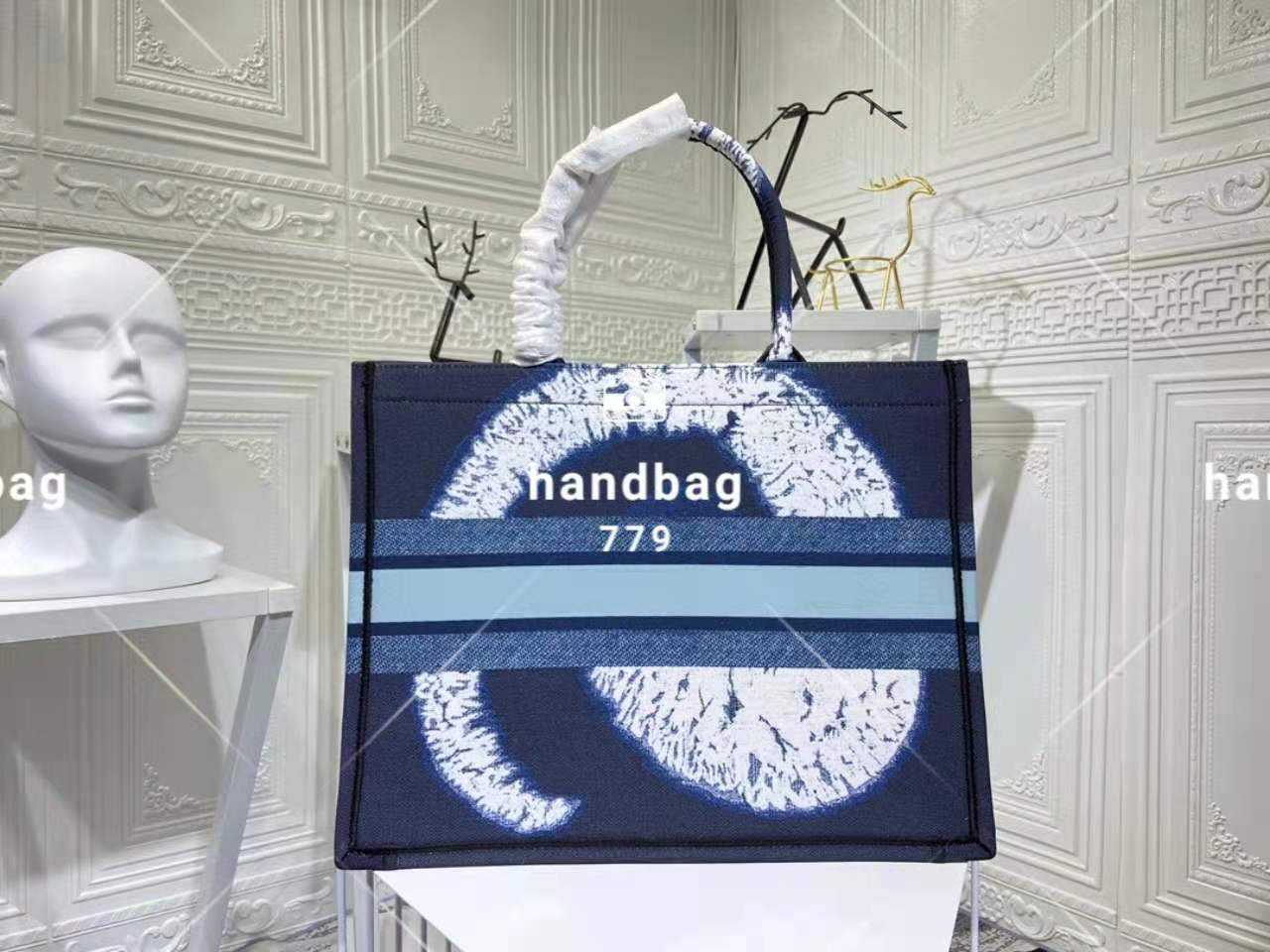 Unisex Classic Luxury canvas tote shopping bags blue tie dyed Mosaic circular vortex pattern travel large capacity laptop high quality retro style handbag 41cm, Customize
Unisex Classic Luxury canvas tote shopping bags blue tie dyed Mosaic circular vortex pattern travel large capacity laptop high quality retro style handbag 41cm, Customize