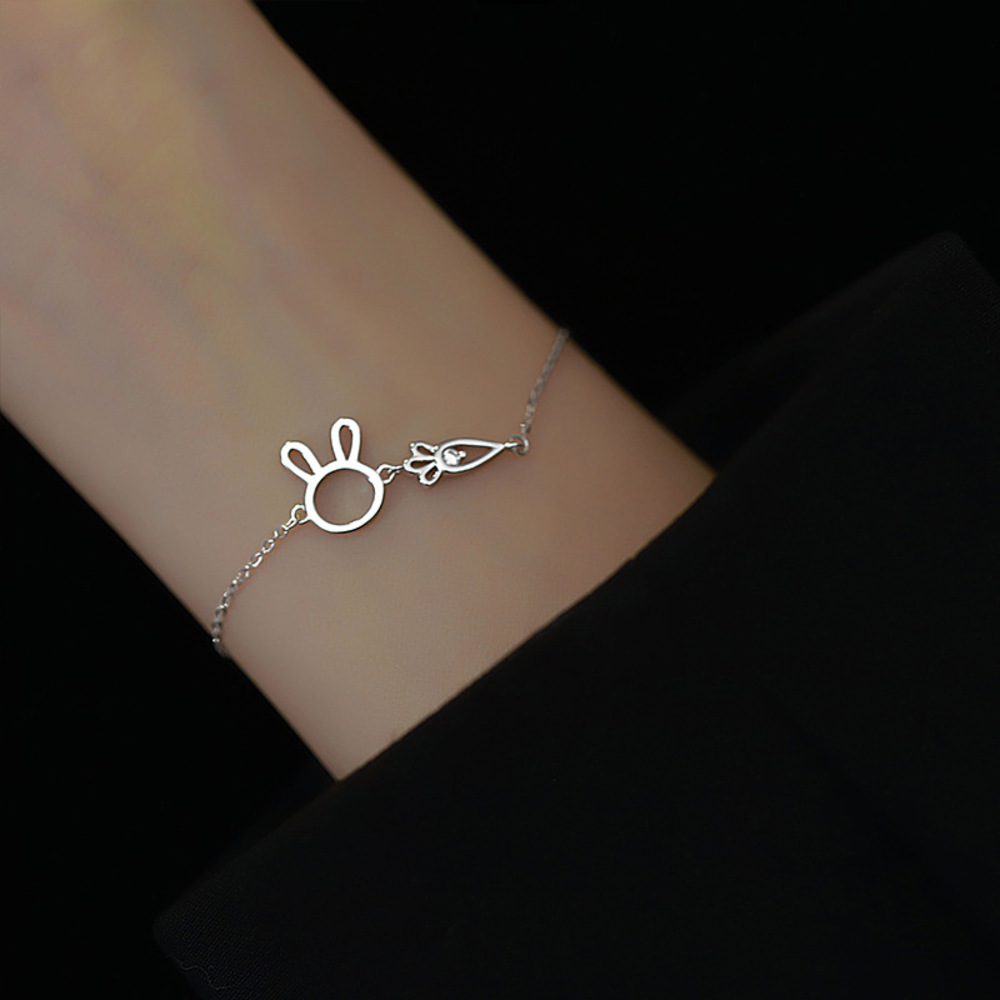 Diamond inlaid rabbit carrot best friend Bracelet Japanese and Korean lovely girl Xinsen Series hollow out design New Fashion
Diamond inlaid rabbit carrot best friend Bracelet Japanese and Korean lovely girl Xinsen Series hollow out design New Fashion