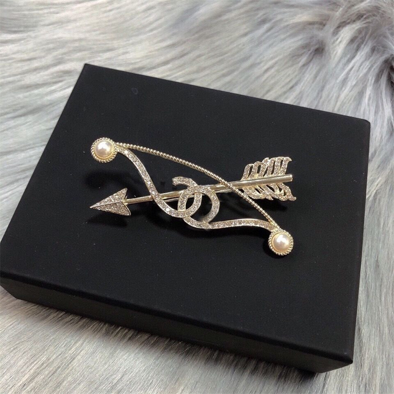 Europe and America 2021 color diamond pearl brooch sweater coat suit accessories temperament yuan yuan wind a pin
Europe and America 2021 color diamond pearl brooch sweater coat suit accessories temperament yuan yuan wind a pin