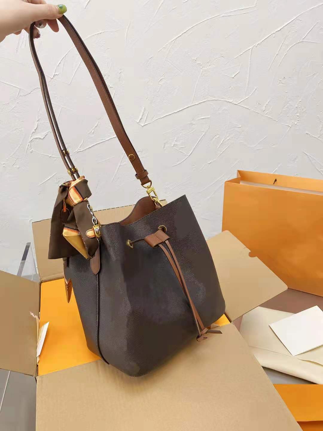 Leather fashion Drawstring Multi color bundle rope closure adjustable straps inside the zipper compartment large capacity characteristic cha
Leather fashion Drawstring Multi color bundle rope closure adjustable straps inside the zipper compartment large capacity characteristic cha