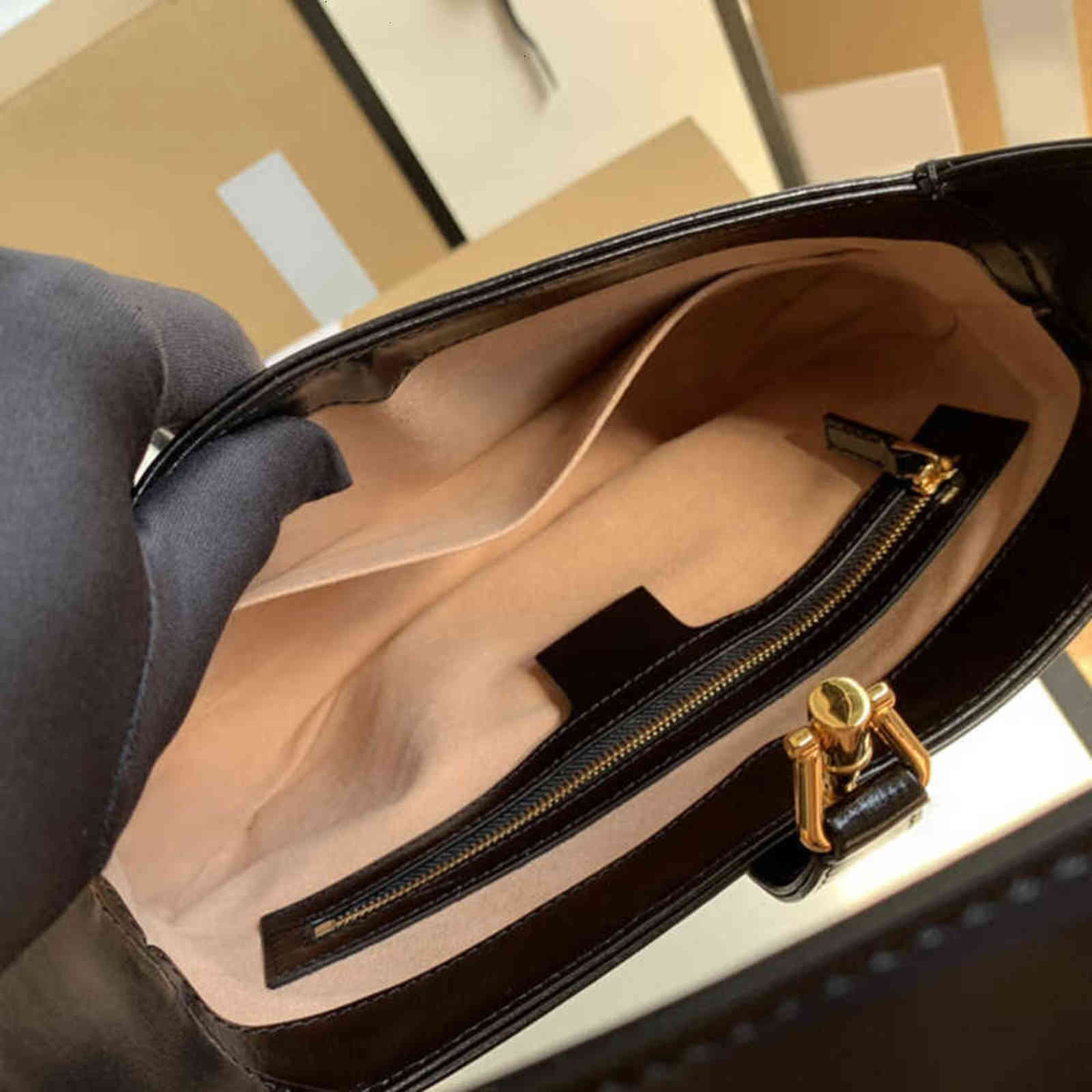 7A+Fashion new series women bags Equipped with an additional removable shoulder strap The second strap can be fastened to the bag by a
7A+Fashion new series women bags Equipped with an additional removable shoulder strap The second strap can be fastened to the bag by a