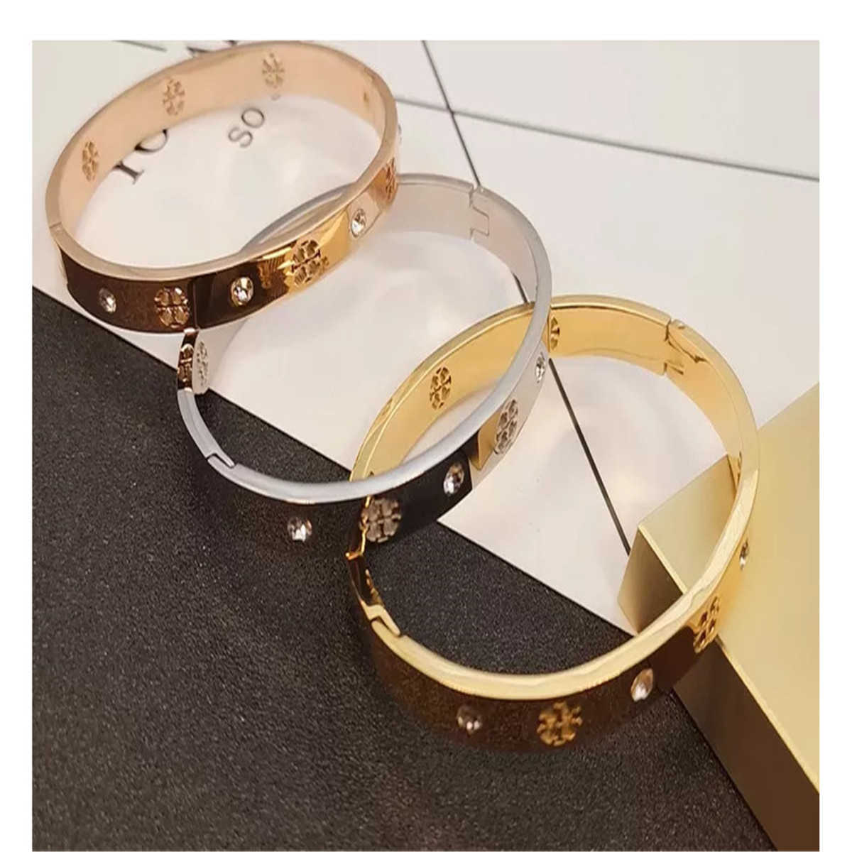 New Simple Temperament Bracelet Hollow Design Titanium Steel Female Simple Elegant Temperament Jewelry Q0719
New Simple Temperament Bracelet Hollow Design Titanium Steel Female Simple Elegant Temperament Jewelry Q0719