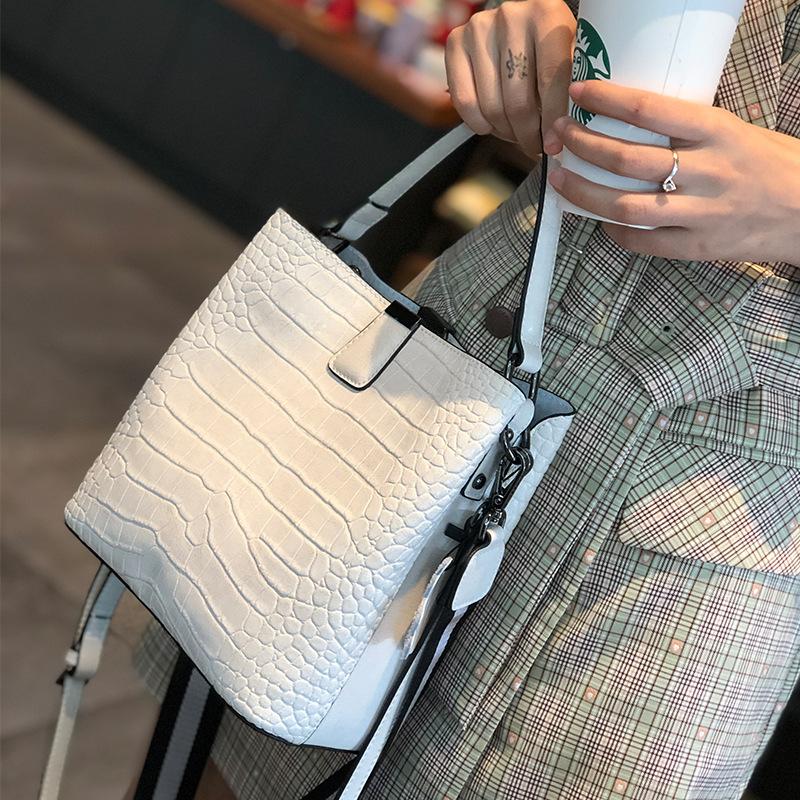 Waist Bags Women's Leather Handbag, Fashionable Crocodile Pattern One Shoulder Portable Bucket, Luxury Designer's
Waist Bags Women's Leather Handbag, Fashionable Crocodile Pattern One Shoulder Portable Bucket, Luxury Designer's