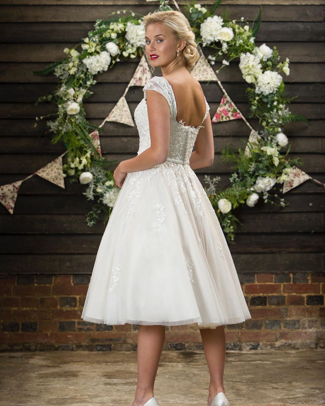 Elegant Mother Of The Bride Dresses Lace Appliques Sweetheart Evening Gowns Tea Length Covered Button Gorgeous Formal Mother's Dress